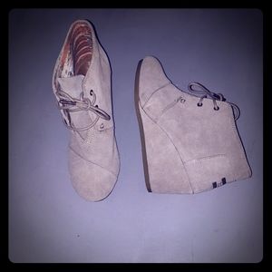 Tom's beige saude wedge 8.5 like new